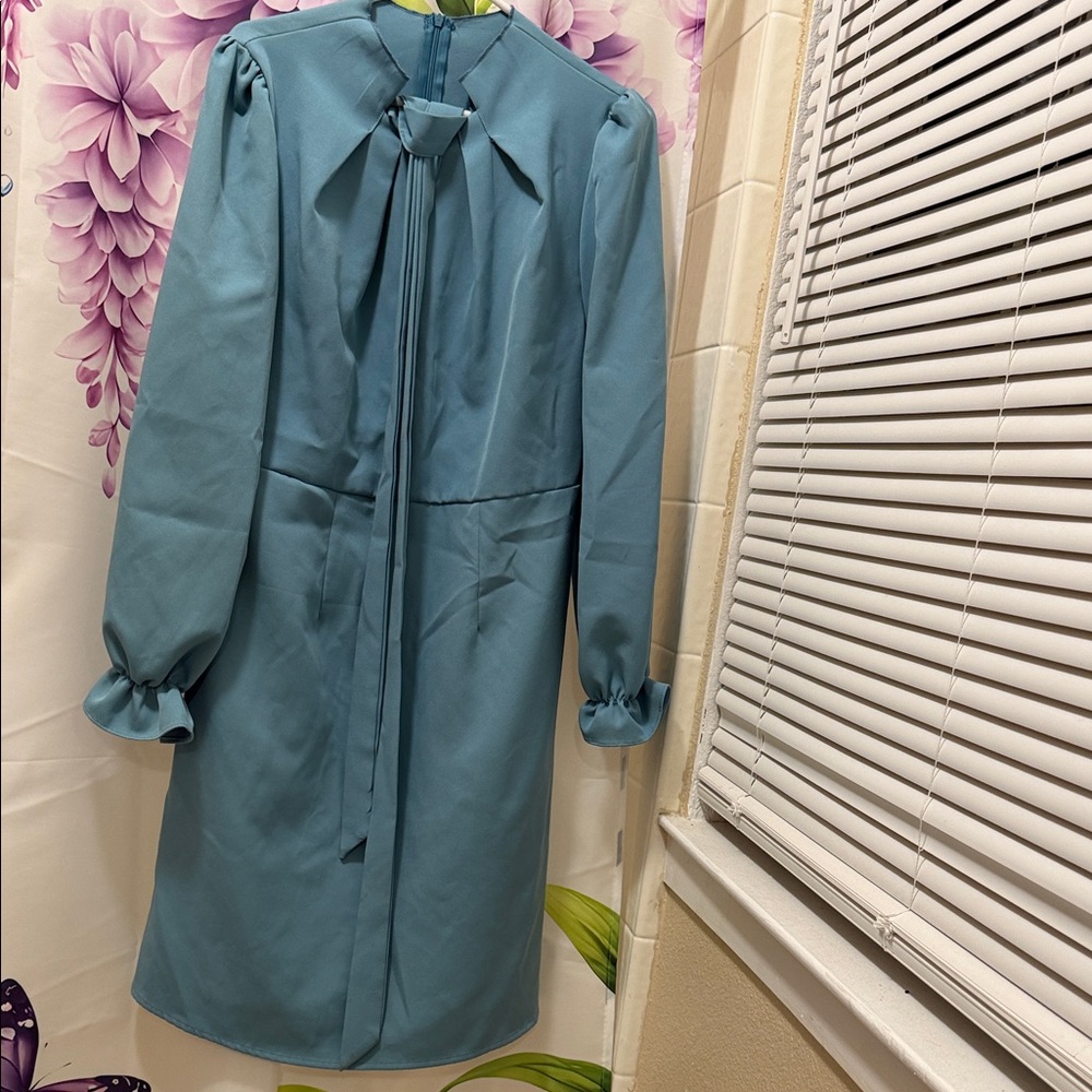 Elegant Blue Long-Sleeve Dress